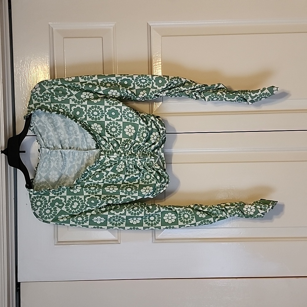Storia size medium light green and white long sleeve crop top